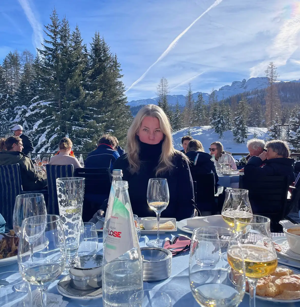 Dolomiti dinner: women sitting at table